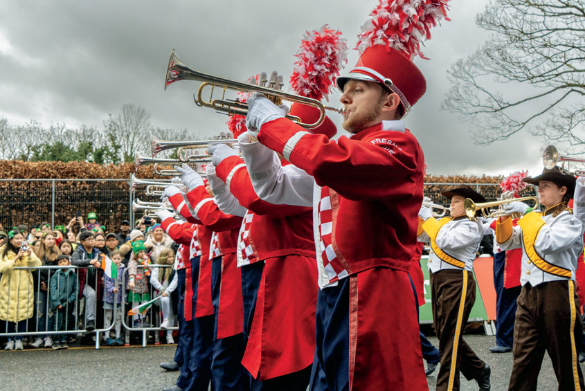 marching-band-at-roses-parade